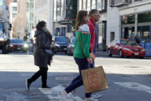 Một khách bộ hành mang theo túi xách mua sắm khi đi bộ qua Union Square ở San Francisco, California, hôm 16/11/2022. (Ảnh: Justin Sullivan/Getty Images)