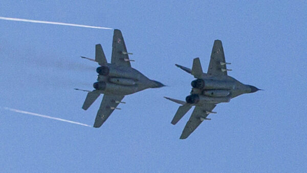 Hai chiếc MiG-29 của Ba Lan bay qua căn cứ không quân ở Malbork, Ba Lan, vào ngày 29/04/2014. (Ảnh: Joel Saget/AFP qua Getty Images)