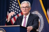 Chủ tịch Hội đồng Dự trữ Liên bang Jerome Powell nói trong một cuộc họp báo tại Cục Dự trữ Liên bang ở Hoa Thịnh Đốn hôm 01/02/2023. (Ảnh: Saul Loeb/AFP qua Getty Images)