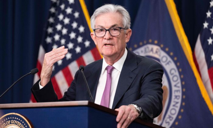 Chủ tịch Hội đồng Dự trữ Liên bang Jerome Powell nói trong một cuộc họp báo tại Cục Dự trữ Liên bang ở Hoa Thịnh Đốn hôm 01/02/2023. (Ảnh: Saul Loeb/AFP qua Getty Images)