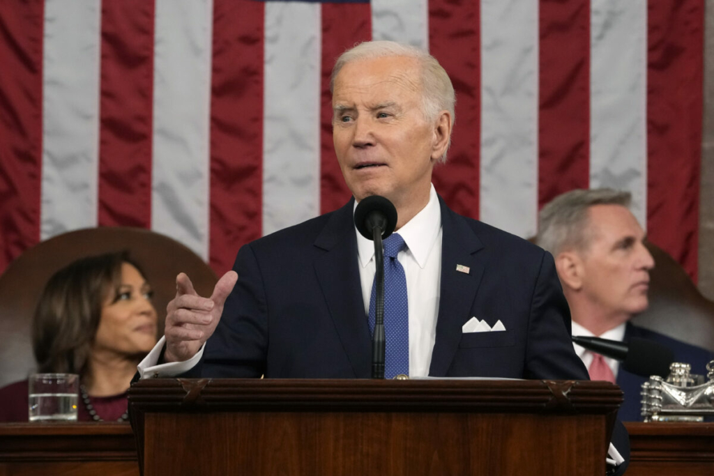Tổng thống Joe Biden đọc diễn văn Thông điệp Liên bang trước phiên họp chung của Quốc hội tại Phòng họp Hạ viện của Điện Capitol ở Hoa Thịnh Đốn hôm 07/02/2023. (Ảnh: Jacquelyn Martin/Pool/Getty Images)