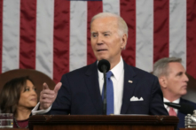 Tổng thống Joe Biden đọc diễn văn Thông điệp Liên bang trước một phiên họp chung của Quốc hội tại Hạ viện của Điện Capitol Hoa Kỳ ở Hoa Thịnh Đốn hôm 07/02/2023. (Ảnh: Jacquelyn Martin/Pool/Getty Images)