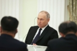 Tổng thống Nga Vladimir Putin tham dự một cuộc họp với Chủ nhiệm Văn phòng Ủy ban Công tác Ngoại sự Trung ương Vương Nghị tại Moscow, Nga hôm 22/02/2023. (Ảnh: Sputnik/Anton Novoderezhkin/Pool qua Reuters)