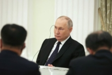 Tổng thống Nga Vladimir Putin tham dự một cuộc họp với Chủ nhiệm Văn phòng Ủy ban Công tác Ngoại sự Trung ương Vương Nghị tại Moscow, Nga hôm 22/02/2023. (Ảnh: Sputnik/Anton Novoderezhkin/Pool qua Reuters)