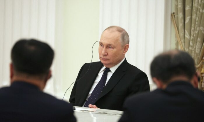 Tổng thống Nga Vladimir Putin tham dự một cuộc họp với Chủ nhiệm Văn phòng Ủy ban Công tác Ngoại sự Trung ương Vương Nghị tại Moscow, Nga hôm 22/02/2023. (Ảnh: Sputnik/Anton Novoderezhkin/Pool qua Reuters)