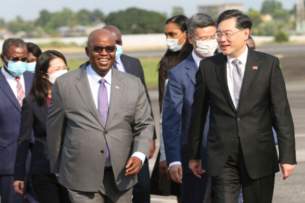 Ngoại trưởng Trung Quốc Tần Cương (bên phải) được người đồng cấp Gabon Michael Moussa Adamo (thứ ba bên trái) chào đón khi ông đến Phi trường Quốc tế Leon Mba ở Libreville, Gabon, hôm 11/01/2023. (Ảnh: Steeve Jordan/AFP qua Getty Images)