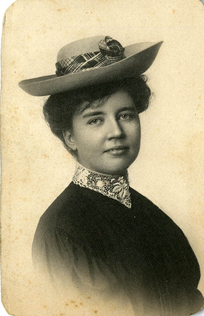 Nữ văn sĩ Rose Wilder Lane, một người tha thiết tin tưởng vào chủ nghĩa cá nhân đã được truyền cảm hứng và được khích lệ từ các lý tưởng của bà Paterson. Bức ảnh này là chân dung của bà Lane, khoảng năm 1905–1910. Viện Lưu Trữ Quốc Gia (Ảnh: Tài sản công).