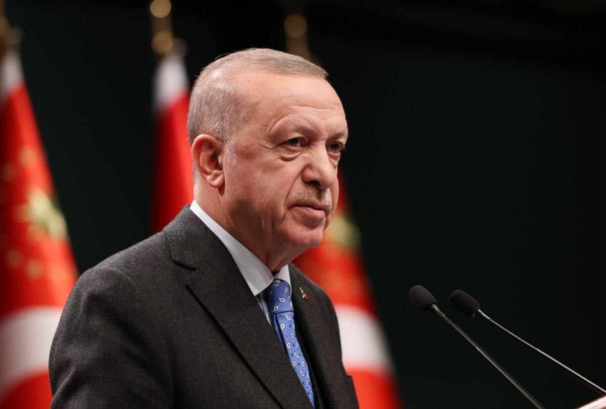 Tổng thống Thổ Nhĩ Kỳ Recep Tayyip Erdogan đưa ra một tuyên bố sau cuộc họp nội các về nghị trình của Nga và Ukraine tại Ankara, Thổ Nhĩ Kỳ, hôm 28/02/2022. (Ảnh: Văn phòng Báo chí Tổng thống qua Getty Images)
