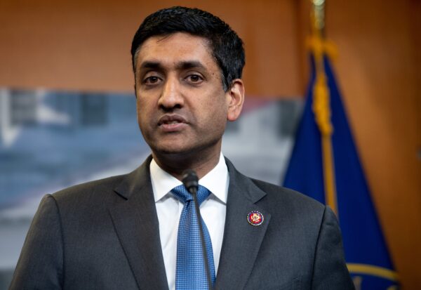 Dân biểu Ro Khanna (Dân Chủ-California) trình bày trong một cuộc họp báo tại Capitol Hill ở Hoa Thịnh Đốn, vào ngày 04/04/2019. (Ảnh: Saul Loeb/AFP qua Getty Images)