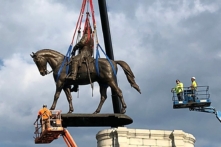Một bức tượng của Tướng Liên minh miền Nam Robert E. Lee bị dỡ bỏ khỏi bệ trên Đại lộ Monument ở Richmond, Virginia ngày 08/09/2021. (Ảnh: Bob Brown/Getty Images)