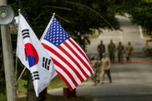 Hai quốc kỳ của Nam Hàn và Hoa Kỳ tung bay cạnh nhau tại Yongin, Nam Hàn, vào ngày 23/08/2016. (Ảnh đăng dưới sự cho phép của ông Ken Scar/Lục quân Hoa Kỳ/Phát hành qua Reuters)