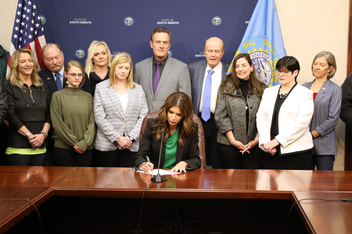 Thống đốc South Dakota Kristi Noem ký một dự luật thành luật nhằm cấm chi tiêu bên ngoài cho các cuộc bầu cử, ở Pierre, South Dakota, vào ngày 16/03/2022. (Ảnh do Văn phòng Thống đốc South Dakota cung cấp)