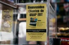 Một biển báo thông báo cho khách hàng về quyền lợi phiếu thực phẩm SNAP bằng tiếng Tây Ban Nha tại một cửa hàng bách hóa ở New York, vào ngày 05/12/2019. (Ảnh: Scott Heins/Getty Images)