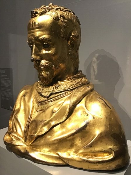 Bức tượng bán thân chứa thánh tích của Thánh Rossore, do điêu khắc gia Donatello thực hiện vào khoảng năm 1422–25. Chất liệu đồng, mạ vàng và bạc; 21 5/8 inch x 22 7/8 inch x 16 1/2 inch. Bảo tàng Quốc gia Saint Matthew, Pisa, Ý. (Ảnh: Lorraine Ferrier/The Epoch Times)