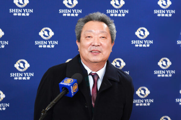 Ông Sakakibara Shigeru, chủ tịch một công ty thiết bị phòng chống thiên tai, thưởng lãm Nghệ thuật Biểu diễn Shen Yun tại Nhà hát Nghệ thuật Tỉnh Aichi ở Nagoya, Nhật Bản, hôm 27/01/2023. (Ảnh: Annie Gong/The Epoch Times)