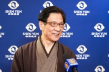 Ông Sasaki Morio, chủ tịch của một công ty kinh doanh thảm và nội thất, thưởng lãm Nghệ thuật Biểu diễn Shen Yun tại trung tâm Shinjuku Bunka ở Tokyo, Nhật Bản, hôm 24/01/2023. (Ảnh: Annie Gong/The Epoch Times)