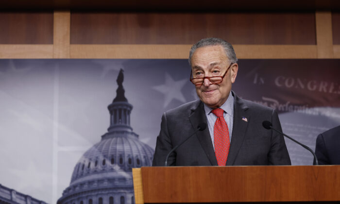 Lãnh đạo Đa số Thượng viện Chuck Schumer (Dân Chủ-New York) trình bày trong cuộc họp báo tại Toà nhà Điện Capitol Hoa Kỳ ở Hoa Thịnh Đốn hôm 07/12/2022. (Ảnh: Anna Moneymaker/Getty Images)