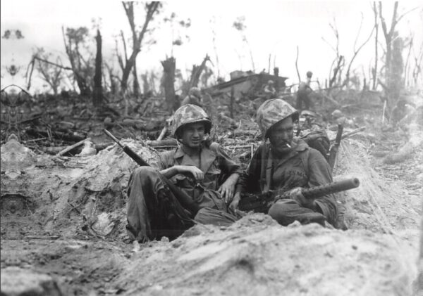 Một binh sĩ thủy quân lục chiến Hoa Kỳ (bên phải) đang bồng khẩu súng máy M1919 Browning của mình tại Peleliu trong Đệ nhị Thế chiến. (Ảnh: Tài sản công)