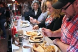 Thực khách thưởng thức bữa điểm tâm tại quầy của nhà hàng rất lâu đời Franks Diner, nằm ở Kenosha, Wisconsin. (Ảnh: Được sự cho phép của cô Julie Rittmiller, đồng sở hữu)