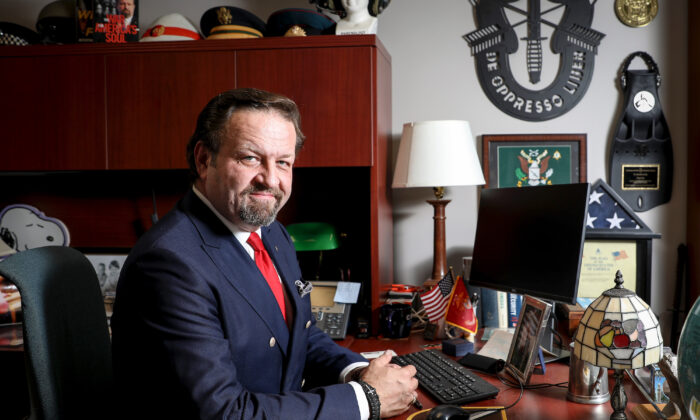 Tiến sĩ Sebastian Gorka, người dẫn chương trình phát thanh theo phái bảo tồn truyền thống của America First, tại văn phòng của ông ở Salem Radio Network ở Arlington, tiểu bang Virginia, vào ngày 22/10/2019. (Ảnh: Samira Bouaou/The Epoch Times)