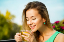 Uống trà đen và trà xanh thường xuyên có thể giúp bảo vệ bạn chống lại bệnh Alzheimer và bệnh tim. (Shutterstock)