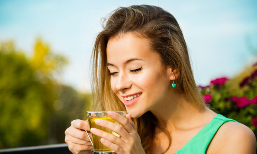 Uống trà đen và trà xanh thường xuyên có thể giúp bảo vệ bạn chống lại bệnh Alzheimer và bệnh tim. (Shutterstock)