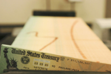Các khay đựng chi phiếu an sinh xã hội đã in chờ được gửi qua đường bưu điện từ cơ sở dịch vụ Quản lý Tài chính của Bộ Ngân khố Hoa Kỳ ở Philadelphia, Pensylvanya, vào ngày 11/02/2005. (Ảnh: Bradley C. Bower/AP Photo)