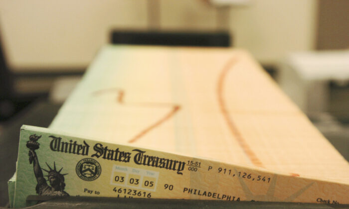 Các khay đựng chi phiếu an sinh xã hội đã in chờ được gửi qua đường bưu điện từ cơ sở dịch vụ Quản lý Tài chính của Bộ Ngân khố Hoa Kỳ ở Philadelphia, Pensylvanya, vào ngày 11/02/2005. (Ảnh: Bradley C. Bower/AP Photo)