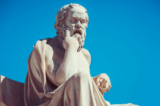 Tượng Socrates trước Đại học Athens ở Hy Lạp. (Ảnh: anastasios71/Shutterstock)