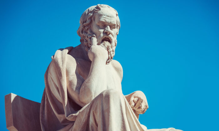 Tượng Socrates trước Đại học Athens ở Hy Lạp. (Ảnh: anastasios71/Shutterstock)