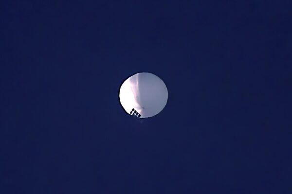 Một khinh khí cầu tầm cao đang lơ lửng trên Billings, Montana, hôm 01/02/2023. (Ảnh: Larry Mayer/The Billings Gazette qua AP)