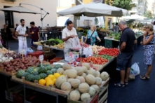 Mọi người mua trái cây và rau quả tại một khu chợ đường phố ở Rome vào ngày 11/08/2016. (Ảnh: Max Rossi/Reuters)