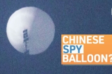 Khinh khí cầu do thám nghi là của Trung Quốc xuất hiện trên bầu trời Hoa Kỳ. (Ảnh: Chase Doak/AP/Ảnh chụp màn hình qua NTD)