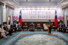 Tổng thống Đài Loan Thái Anh Văn (đứng giữa bên phải) diễn thuyết trong cuộc họp với các nhà lập pháp Thụy Sĩ tại Đài Bắc, Đài Loan, hôm 06/02/2023. (Ảnh: Văn phòng Tổng thống Đài Loan qua AP)