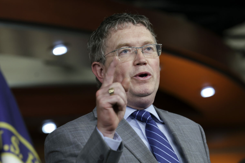 Dân biểu Thomas Massie (Cộng Hòa-Kentucky) nói chuyện tại cuộc họp kín với giới báo chí về Tu chính án thứ Hai của Hạ viện tại Tòa nhà Quốc hội Hoa Kỳ vào ngày 08/06/2022 tại Thủ đô Hoa Thịnh Đốn. (Ảnh: Kevin Dietsch/ Getty Images)