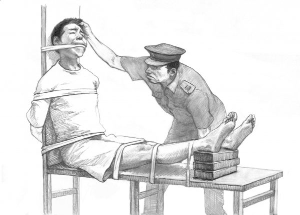 Trong hình thức tra tấn có tên là “ghế cọp” được miêu tả trong bức vẽ này, hai chân bị kê cao dần lên theo thời gian gây ra những cơn đau dữ dội. (Minghui.org)