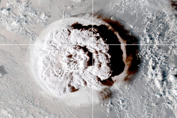 Vụ phun trào của một ngọn núi lửa ngầm ngoài khơi Tonga, đã gây ra một cảnh báo sóng thần cho một số quốc đảo ở Nam Thái Bình Dương, trong một hình ảnh từ vệ tinh GOES-West của NOAA được chụp lúc 1 giờ sáng theo giờ Miền Đông ngày 15/01/2022. (Ảnh: Cira/NOAA/Tài liệu phát tay qua Reuters)