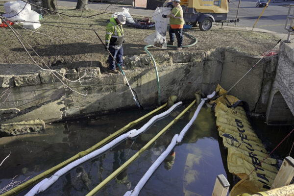 Các quả bom được đặt trong lòng một dòng suối chảy qua trung tâm của East Palestine, Ohio, hôm 15/02/2023, khi việc dọn dẹp vẫn tiếp tục sau vụ trật bánh một đoàn tàu chở hàng của hãng Norfolk Southern hơn một tuần trước. (Ảnh: Gene J. Puskar/AP Photo)
