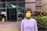 Bà Tăng Nữ Sĩ (Tsang Hau Sim) đứng bên ngoài trụ sở của Sơ thẩm Pháp viện Phấn Lĩnh (Fanling Magistrates Courts) ở Hồng Kông, hôm 03/02/2023. (Ảnh: Teresa Zhang/The Epoch Times)