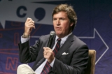 Ông Tucker Carlson nói trên sân khấu trong Hội nghị Politicon 2018 tại Trung tâm Hội nghị Los Angeles ở Los Angeles, California, vào ngày 21/10/2018. (Ảnh: Rich Polk/Getty Images cho Politicon)