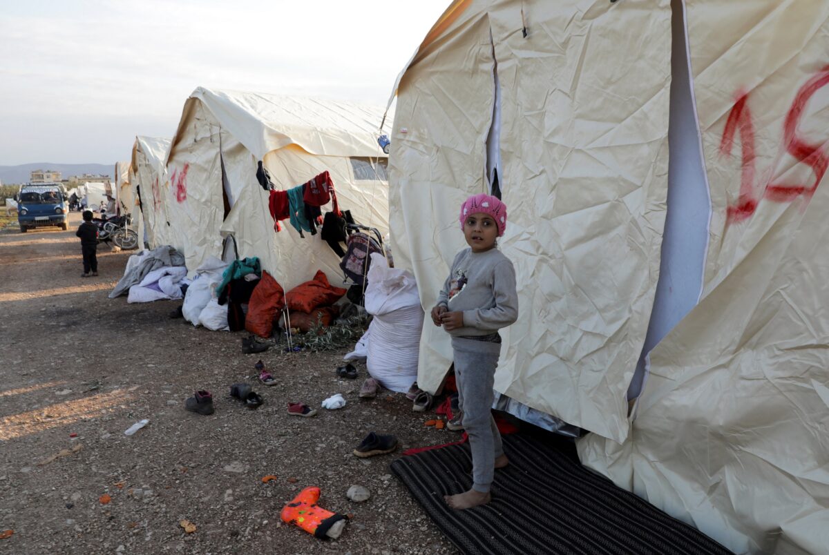 Một đứa trẻ đứng bên ngoài những chiếc lều được dựng lên cho những người bị ảnh hưởng bởi trận động đất kinh hoàng ở thị trấn Jandaris do phiến quân kiểm soát, Syria, hôm 11/02/2023. (Ảnh: Mahmoud Hassano/Reuters)