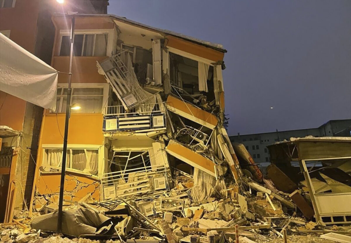 Một tòa nhà đổ sập sau trận động đất ở Pazarcik, thuộc tỉnh Kahramanmaras, miền nam Thổ Nhĩ Kỳ, sáng sớm hôm 06/02/2023. (Ảnh: Depo Photos qua AP)