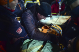 Các nhân viên cứu hộ Thổ Nhĩ Kỳ đưa anh Kamil Can Agdas lên xe cứu thương sau khi họ kéo anh ra khỏi một tòa nhà bị sập, năm ngày sau thảm họa động đất, ở Kahramanmaras, miền nam Thổ Nhĩ Kỳ, hôm 11/02/2023. (Ảnh: Ismail Coskun/Ihlas News Agency của Thổ Nhĩ Kỳ qua AP Photo)