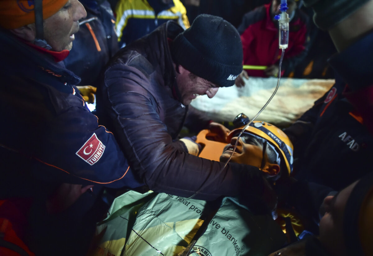 Các nhân viên cứu hộ Thổ Nhĩ Kỳ đưa anh Kamil Can Agdas lên xe cứu thương sau khi họ kéo anh ra khỏi một tòa nhà bị sập, năm ngày sau thảm họa động đất, ở Kahramanmaras, miền nam Thổ Nhĩ Kỳ, hôm 11/02/2023. (Ảnh: Ismail Coskun/Ihlas News Agency của Thổ Nhĩ Kỳ qua AP Photo)