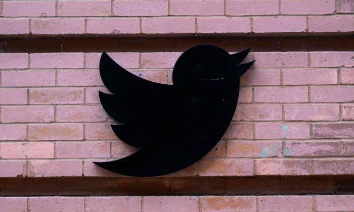 Logo Twitter tại các văn phòng của họ ở New York hôm 12/01/2023. (Ảnh: Angela Weiss/AFP qua Getty Images)