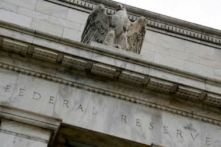 Tượng đại bàng trên nóc mặt tiền của tòa nhà Cục Dự trữ Liên bang Mỹ ở Hoa Thịnh Đốn, vào ngày 31/07/2013. (Ảnh: Jonathan Ernst/Reuters)