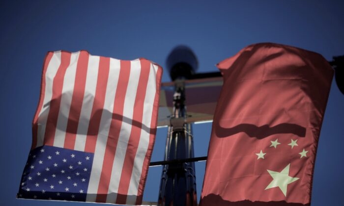 Cờ của Hoa Kỳ và Trung Quốc tung bay trên một cột đèn trong khu Phố Tàu của Boston, Massachusetts, vào ngày 01/11/2021. (Ảnh: Brian Snyder/Reuters)