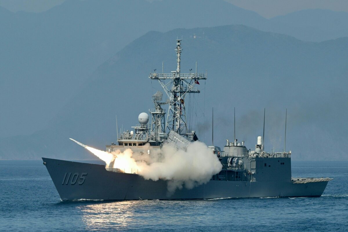 Hải quân Đài Loan phóng một hỏa tiễn Standard do Hoa Kỳ sản xuất từ một khu trục hạm nhỏ trong Cuộc tập trận Hán Quang hàng năm, trên vùng biển gần cảng hải quân Tô Áo ở huyện Nghi Lan, Đài Loan, vào ngày 26/07/2022. (Ảnh: Sam Yeh/AFP qua Getty Images)