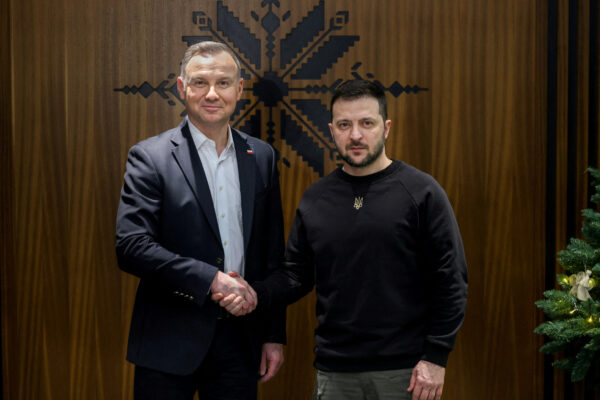 Tổng thống Ukraine Volodymyr Zelensky (Phải) và Tổng thống Ba Lan Andrzej Duda gặp nhau sau chuyến thăm của ông Zelensky tới Hoa Thịnh Đốn, tại Phi trường Rzeszow-Jasionka, Ba Lan, hôm 22/12/2022. (Ảnh: Jakub Szymczuk/KPRP/Tài liệu phát tay qua Reuters)