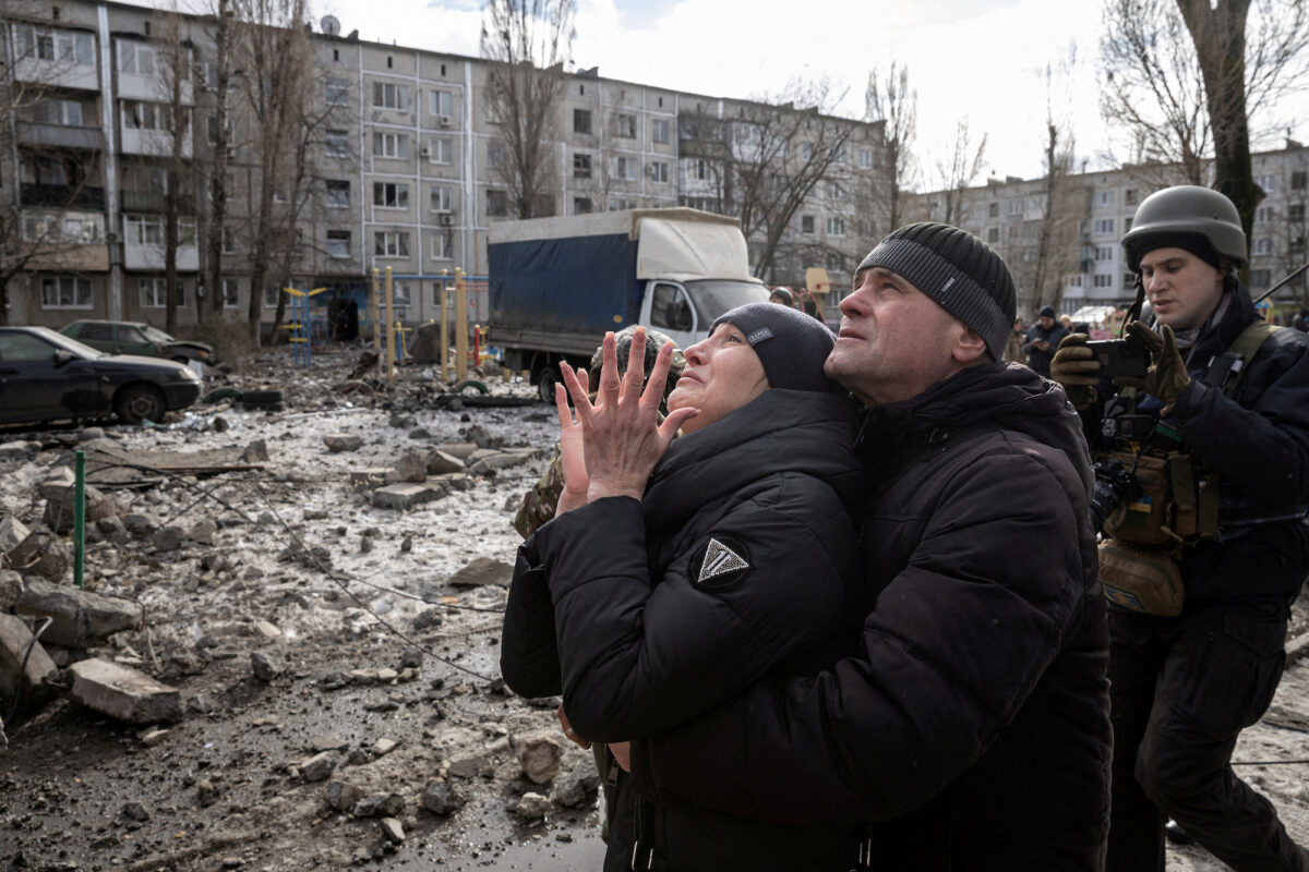 Một người phụ nữ phản ứng khi anh trai của cô được giải cứu sau khi một tòa nhà chung cư bị hư hại nặng nề do một cuộc tấn công bằng hỏa tiễn, giữa cuộc chiến ở Ukraine, tại Pokrovsk, Ukraine, hôm 15/02/2023. (Ảnh: Marko Djurica/Reuters)